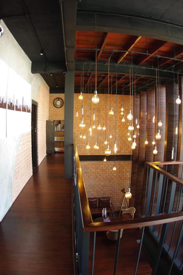 The Local Ari Hostel Bangkok Bagian luar foto