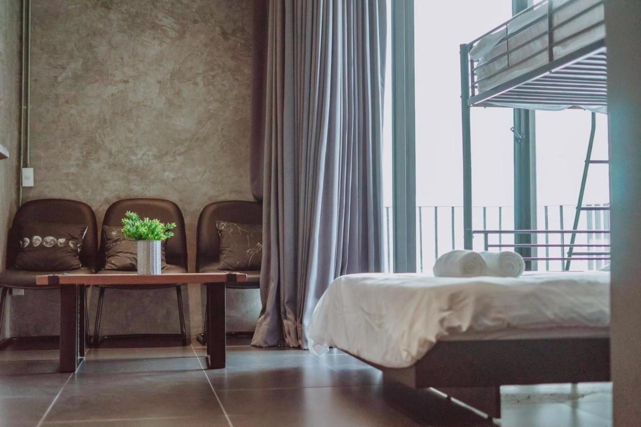 The Local Ari Hostel Bangkok Bagian luar foto