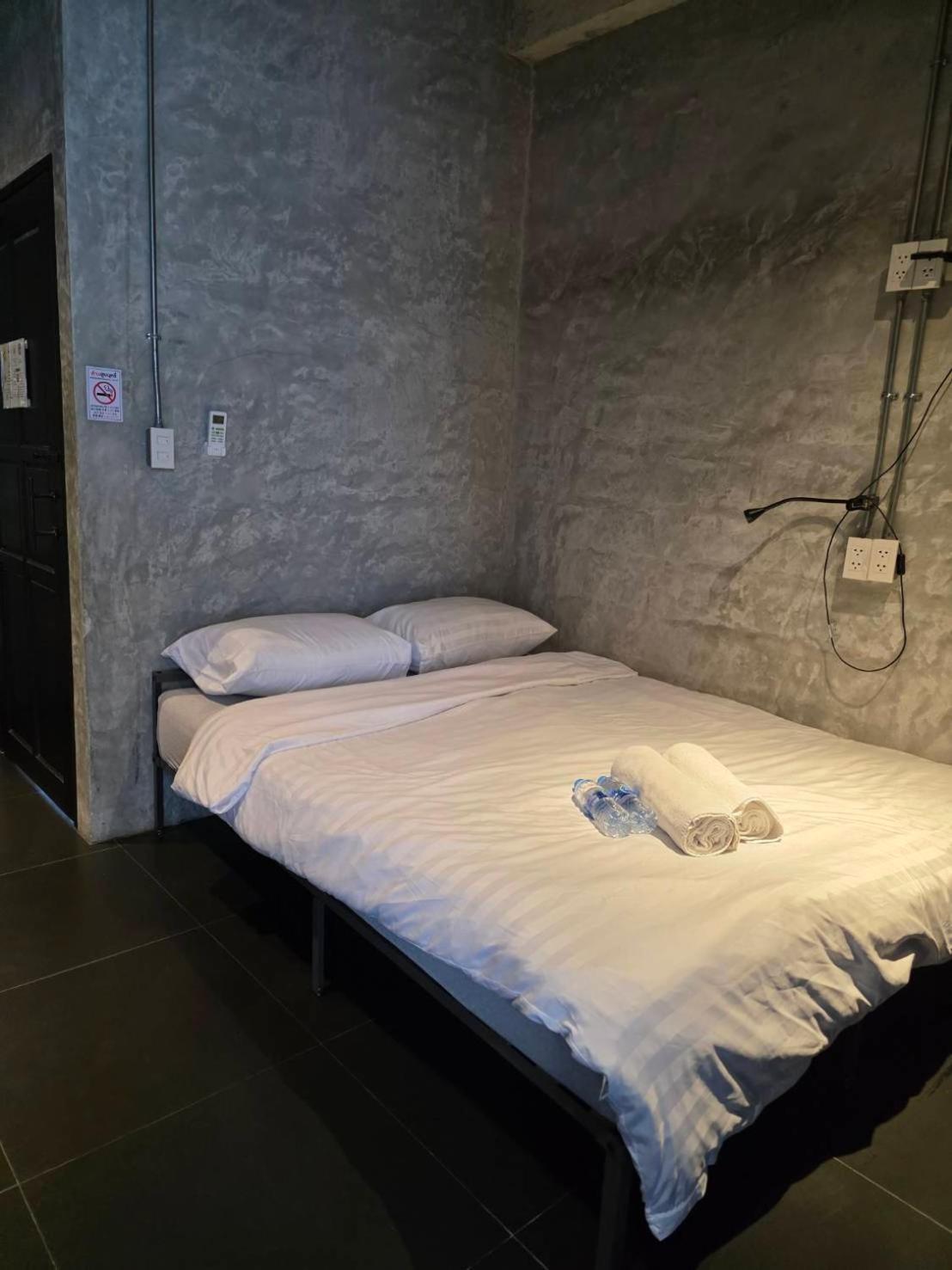 The Local Ari Hostel Bangkok Bagian luar foto